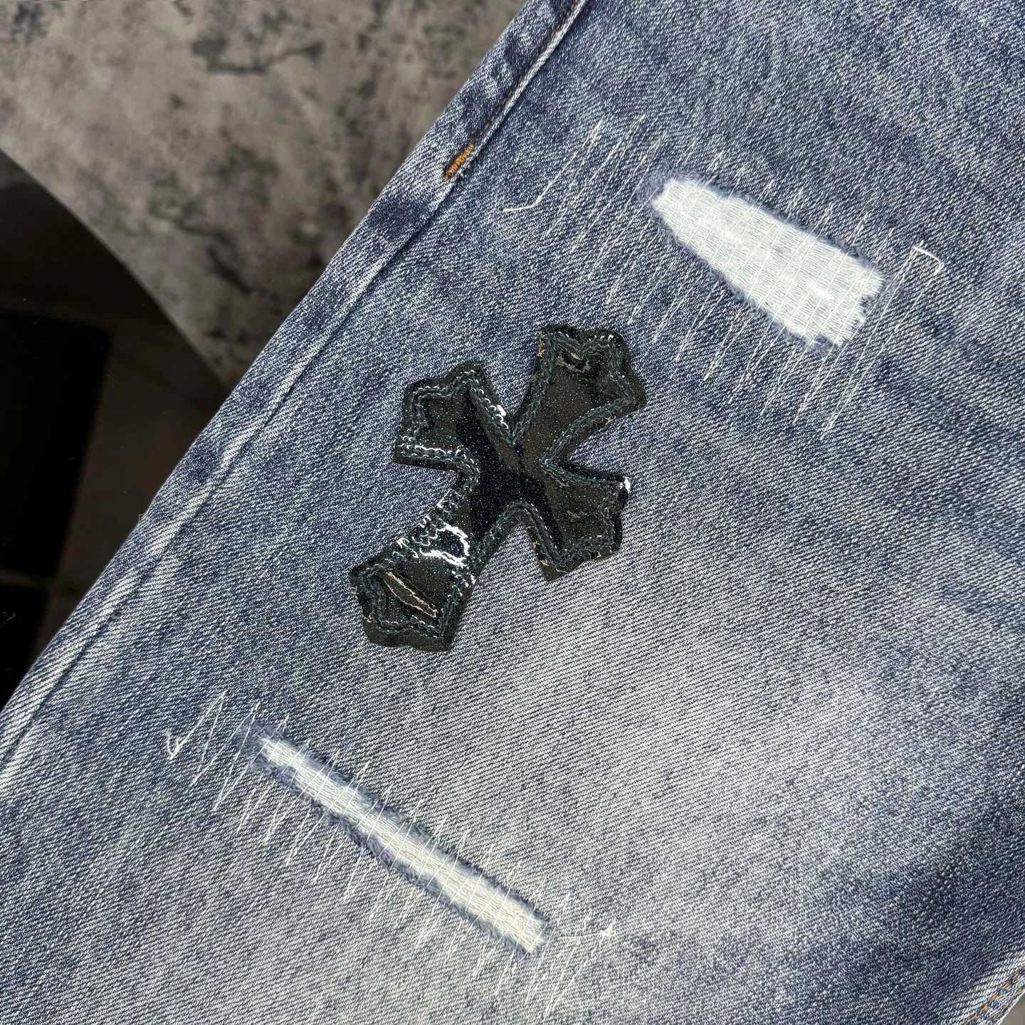 P280 Chromehearts washed blue ripped starry sky leather jeans adopt starry sky theme leather elements, mostly presented in the shape of a cross, with glitter on the leather surface. Unique design, simple and elegant details, exquisite workmanship, the entire trousers are neatly routed, and the details are in place! Ceiling-level jeans, a pair that is hard to find at the counter. About Zangyin, this is an extremely luxurious fashion brand that can also be called the aristocrat of the high street. It has always been an exclusive brand for some hipsters or the rich second generation. It is more luxurious and noble than ordinary high streets. It is more fashionable and individual than luxury brands. Top heavy industry fashion design has always been created in high street luxury style. Speaking of this style, Zangyin family and GU family are definitely the leading representative brands, especially the Zangyin family's creation of high street style. It has really achieved a state-of-the-art effect. The color system of this model is made of unique washed materials. It is already quite eye-catching. It is decorated with pink patchwork cross flowers, which cleverly highlights the charm of the brand. Secondly, this model adopts a classic high-waist cutting design, which highlights the long legs and fashionable temperament of the upper body. The brand is highly recognizable and the slim-fitting configuration is more suitable for daily wear. Personality, fashion, and specification interpretation are all at a glance. Needless to say, materials and craftsmanship. As an excellent craftsman brand, Zangyin’s requirements for details and craftsmanship are really perfect. The washed color of this model has gone through a lot of processes, not to mention the embellishment of the denim appliqués. It is also purely hand-made and sewn. Just like what they believe in, only hand-made things have soul and have the meaning of wearing. A top-notch heavy-duty fashionable denim item. Recommended by both hands. Size: 28/30/32/34/36 Waist: 73/78/83/88/93 Knee: 52/53.5/55/56.5/58 Pants length: 100/102/104/106/108